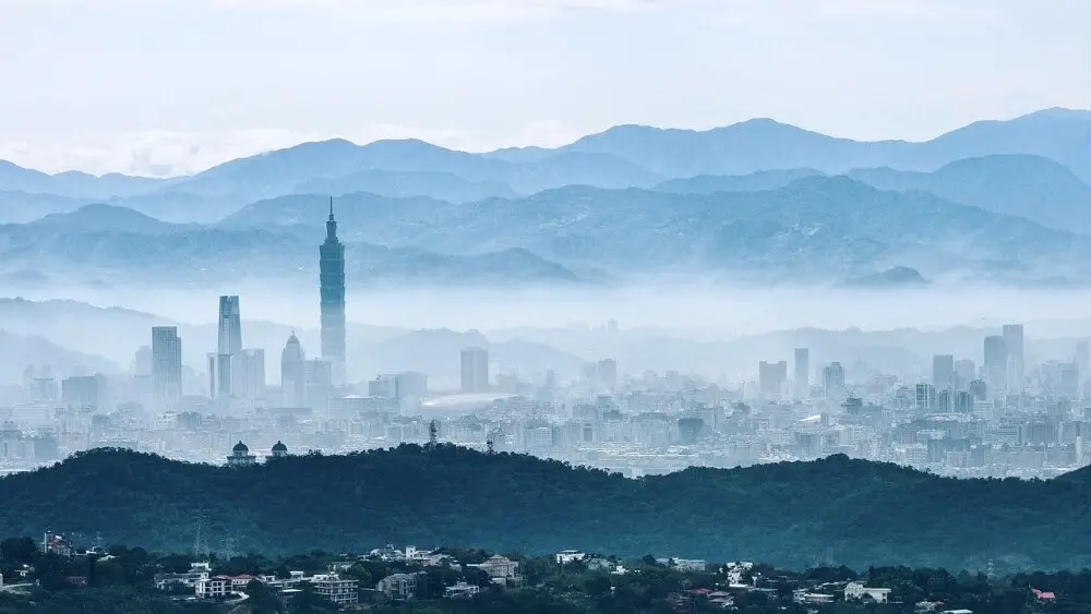 skyline-in-the-distance-shrouded-by-fog