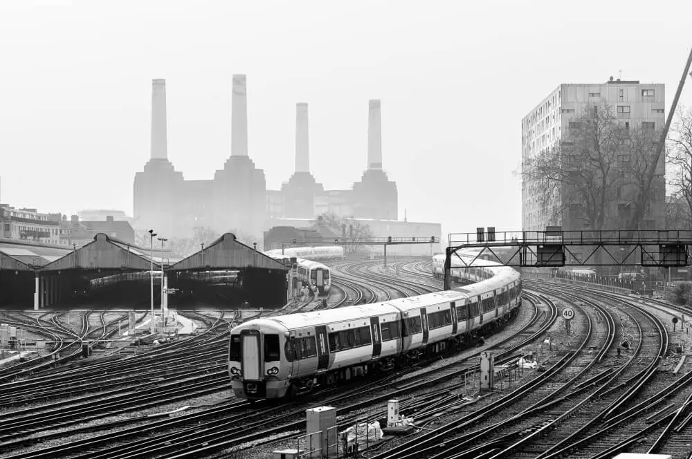 battersea-power-station-in-black-and-white