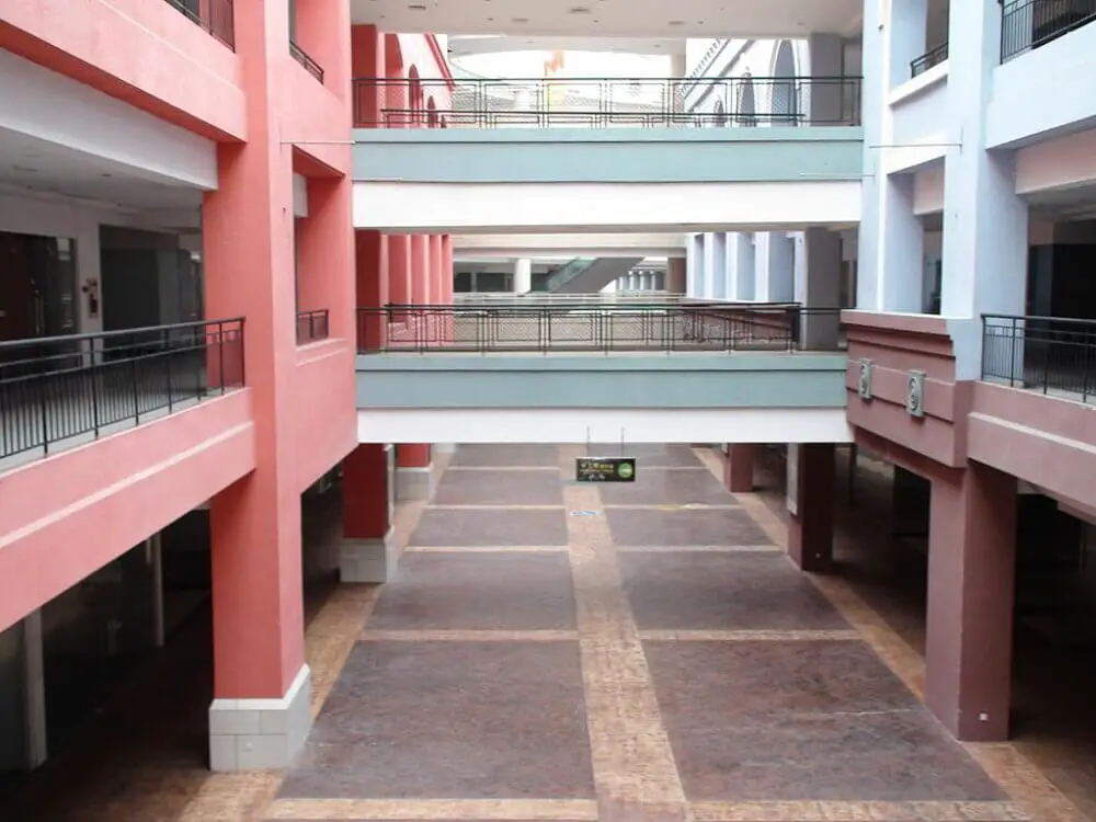 empty shops at new south china mall